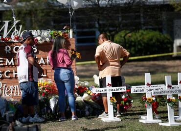 Casi una hora perdida: padres, enfurecidos por retraso de la policía en llegar a la primaria en Texas tras asesinato de 19 niños