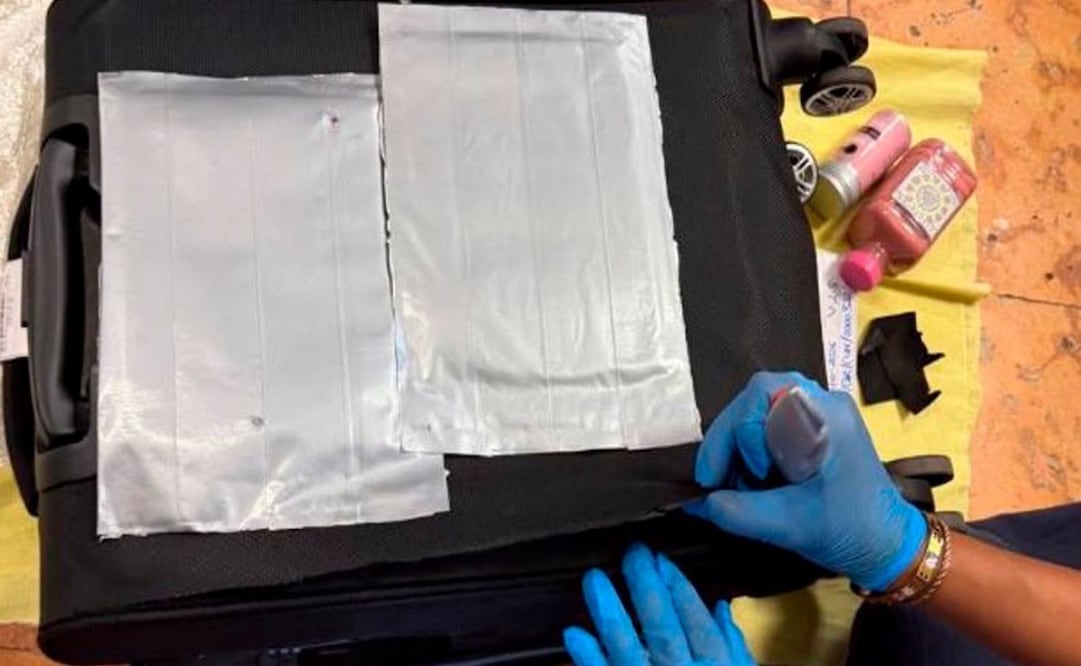 Personal de Aduanas identificó en el Aeropuerto Internacional de Cancún un equipaje procedente de Bogotá, Colombia, que ocultaba en un doble fondo 2.66 kilos de clorhidrato de ketamina. Foto: Especial