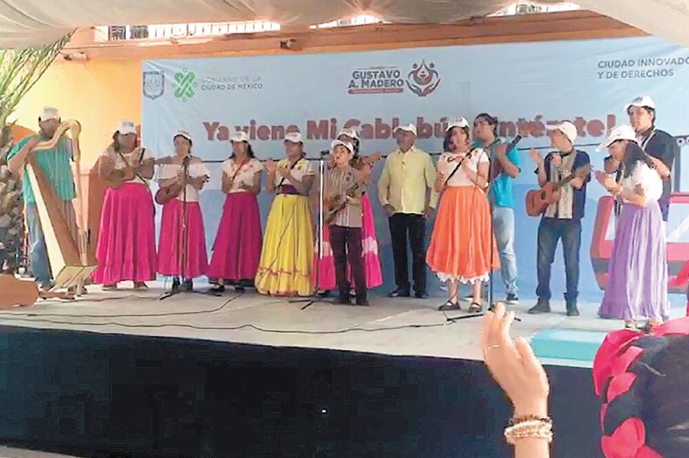 Jóvenes Orquestas, de la colonia Cuautepec, en la alcaldía Gustavo A. Madero, amenizaron la jornada informativa sobre Cablebús con versión de La Bama. Foto: TOMADA DE VIDEO