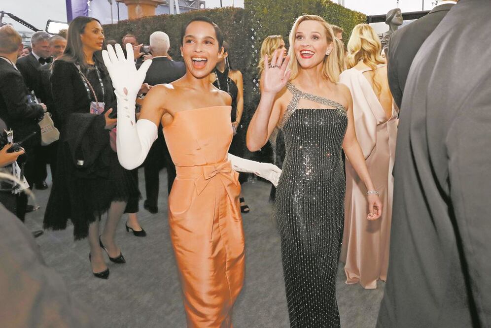Zoë Kravitz llegó con un vestido de Oscar de la Renta y Reese Witherspoon con uno de Celine. FOTOS: AGENCIAS