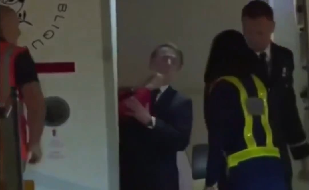 Emmanuel Macron y su esposa Brigitte en presunta "pelea doméstica" al llegar a Vietnam. Foto: Captura de pantalla