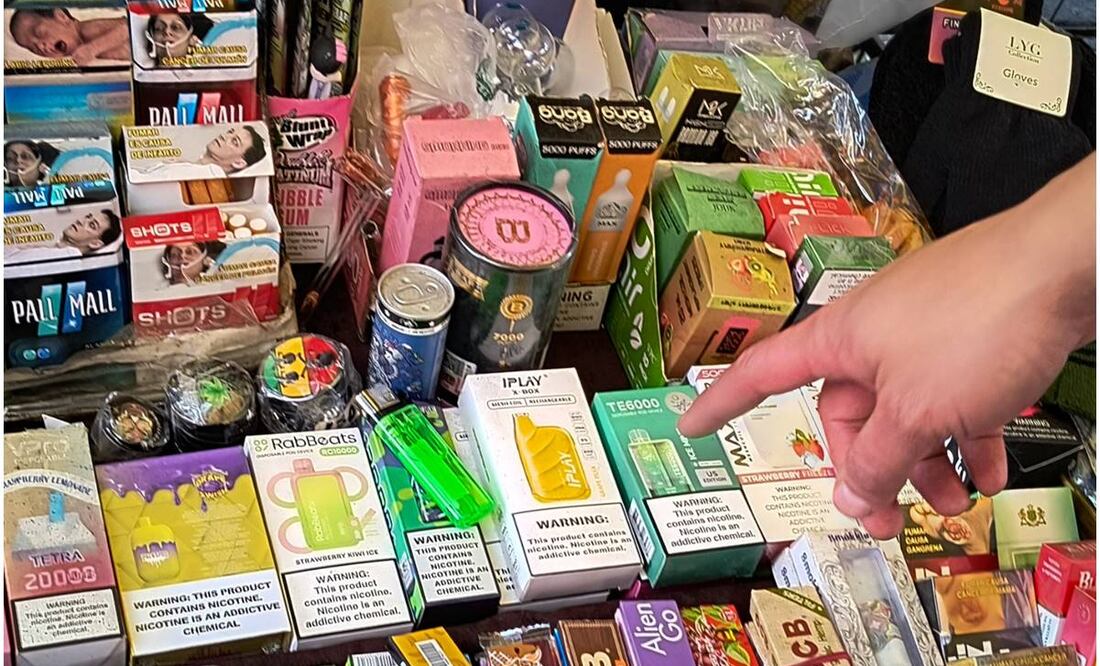 Venta de vapes en puesto fuera del metro en el marco de la discusión sobre su prohibición este 3 de diciembre del 2024.. Foto: Luis Camacho / EL UNIVERSAL