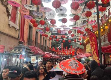 Pese a lluvias, capitalinos dan cierre al Año Nuevo Chino; festejo es “colorido” y “de celebración”, aseguran