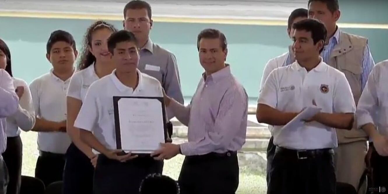 El Presidente entrega reconocimientos a estudiantes destacados del Instituto Tecnológico Superior de Poza Rica (TOMADA DE PRESIDENCIA DE LA REPÚBLICA)