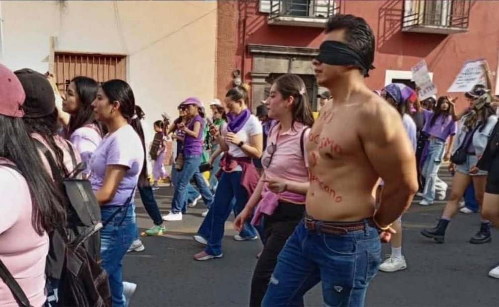 Exhiben a presunto aliado feminista como deudor alimentario en marcha del 8M en Tlaxcala (08/03/2026). Foto: Especial