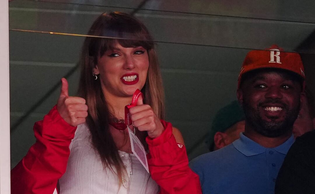 Taylor Swift celebró el touchdown de Travis Kelce este domingo en el estadio Arrowhead en Kansas. / Foto: AFP.