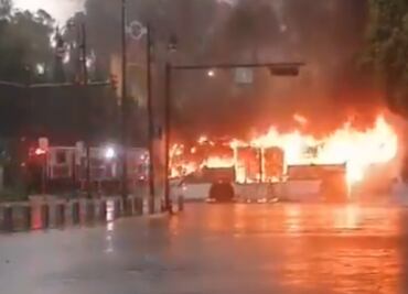 Integrantes de la Escuela Normal de Teteles incendian autobús en Puebla; Gobierno denuncia infiltración de personas ajenas a estudiantes