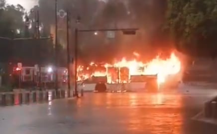 Integrantes de la Escuela Normal de Teteles incendian autobús en Puebla; Gobierno denuncia infiltración de personas ajenas a estudiantes