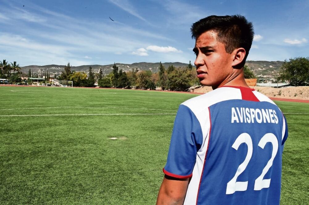 Miguel, defensa del equipo de futbol Avispones de Chilpancingo, fue uno de los que resultaron heridos a bordo del autobús en que viajaban y que fue atacado en Iguala, donde murieron uno de sus compañeros y el chofer (ARCHIVO EL UNIVERSAL)