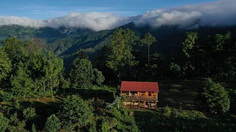 Laberinto del Pacífico, cabañas con un mar de nubes a tus pies 