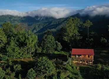 Laberinto del Pacífico, cabañas con un mar de nubes a tus pies