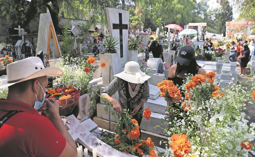 La flor de cempasúchil no pudo faltar en las lápidas en el Panteón General de Iztapalapa, en la capital mexicana. Foto: Juan Boites. El Universal