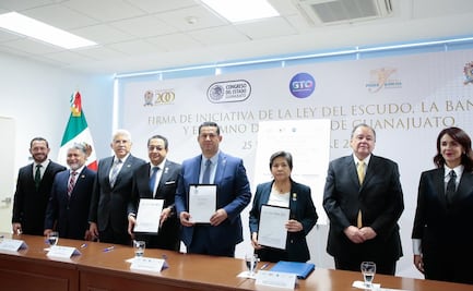 Diego Sinhue Rodríguez firma iniciativa de Ley para regular símbolos estatales