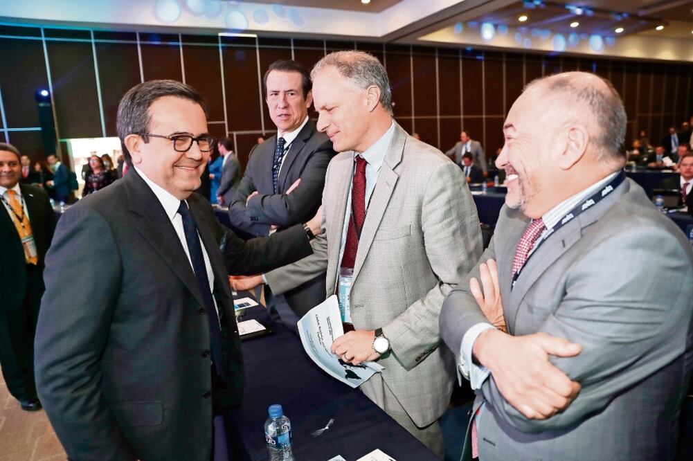 Ildefonso Guajardo, secretario de Economía, coincidió con Alejandro Werner, directivo del FMI, en el 49 Foro Nacional de la Industria Química. (LUIS CORTÉS. EL UNIVERSAL)
