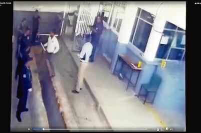 Policías encañonan y amagan a custodios