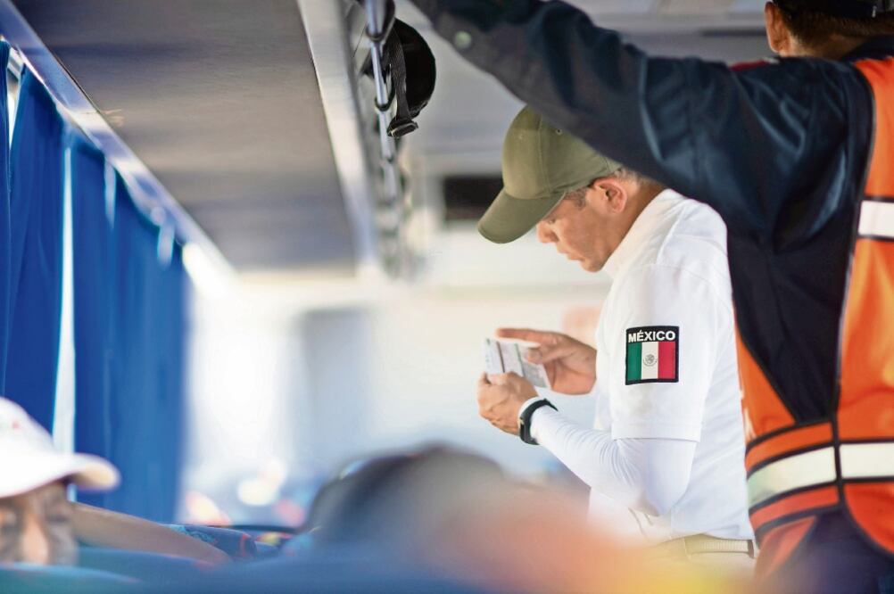 Elementos de las policías Federal y Estatal, y de Migración mantienen operativos de revisión de documentación en varios puntos de Chiapas. Foto: ISABEL MATEOS. CUARTOSCURO