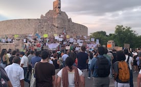 Decenas de personas protestan en el Monumento a la Patria en Mérida; exigen frenar devastación de costas yucatecas