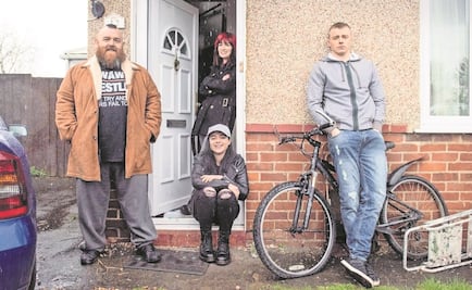 Una actriz entre una familia luchona