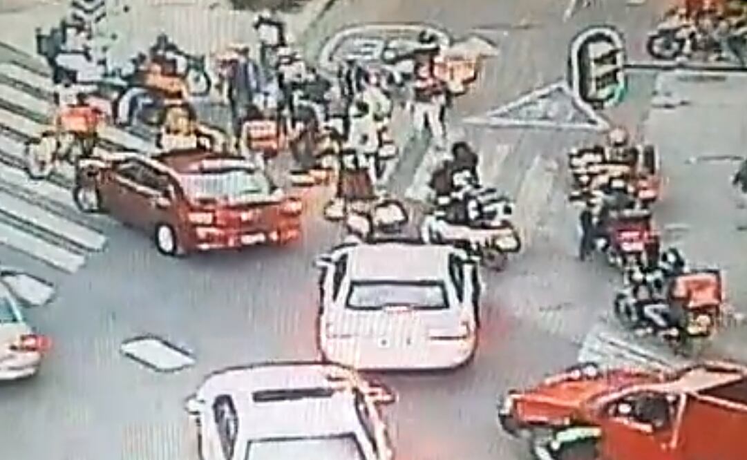 Los manifestantes se asentaron en el sitio para denunciar que dos de sus integrantes, hombre y mujer, fueron golpeados por elementos de la Policía capitalina. Foto: tomada de Twitter @OVIALCDMX