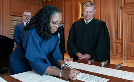 Ketanji Brown presta juramento y se convierte en la primer juez afroestadounise en la Corte Suprema de EU