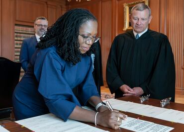 Ketanji Brown presta juramento y se convierte en la primer juez afroestadounise en la Corte Suprema de EU