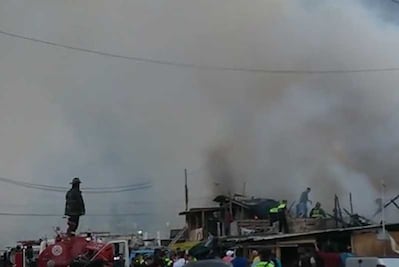 Se registra incendio frente a mercado de Naucalpan