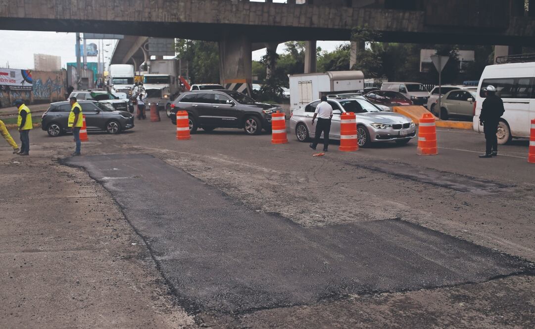 Autoridades de Naucalpan taparon un bache que se encontraba en carriles laterales de Periférico, a la altura de la Unidad Cuauhtémoc del IMSS. Foto: de  Darío Luna. el universal