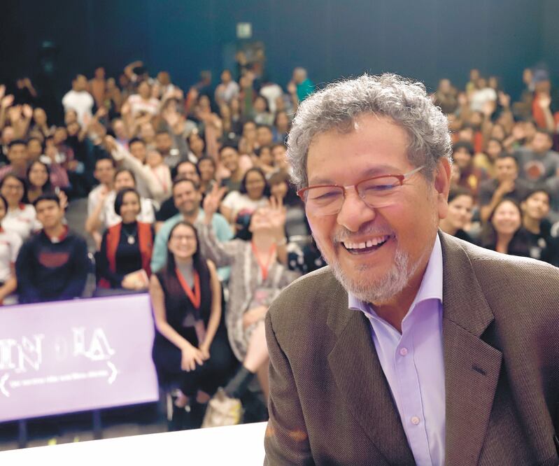 En el encuentro “Mil Jóvenes”, Élmer recordó anécdotas de su bachillerato. Foto/BERENICE FREGOSO. EL UNIVERSAL