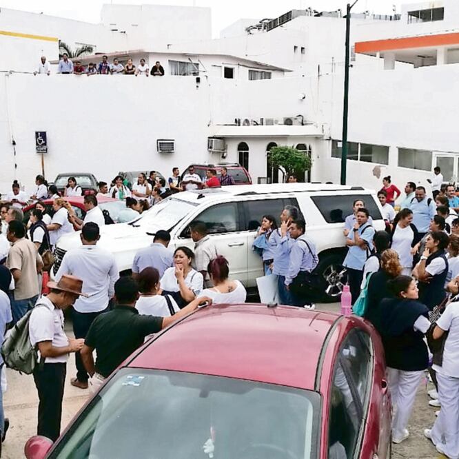 Para presionar al gobierno, Martha Lilia López, presidenta del DIF estatal, fue retenida en su camioneta después de visitar a su sobrina en el Hospital del Niño. Foto: LUMA LÓPEZ. EL UNIVERSAL