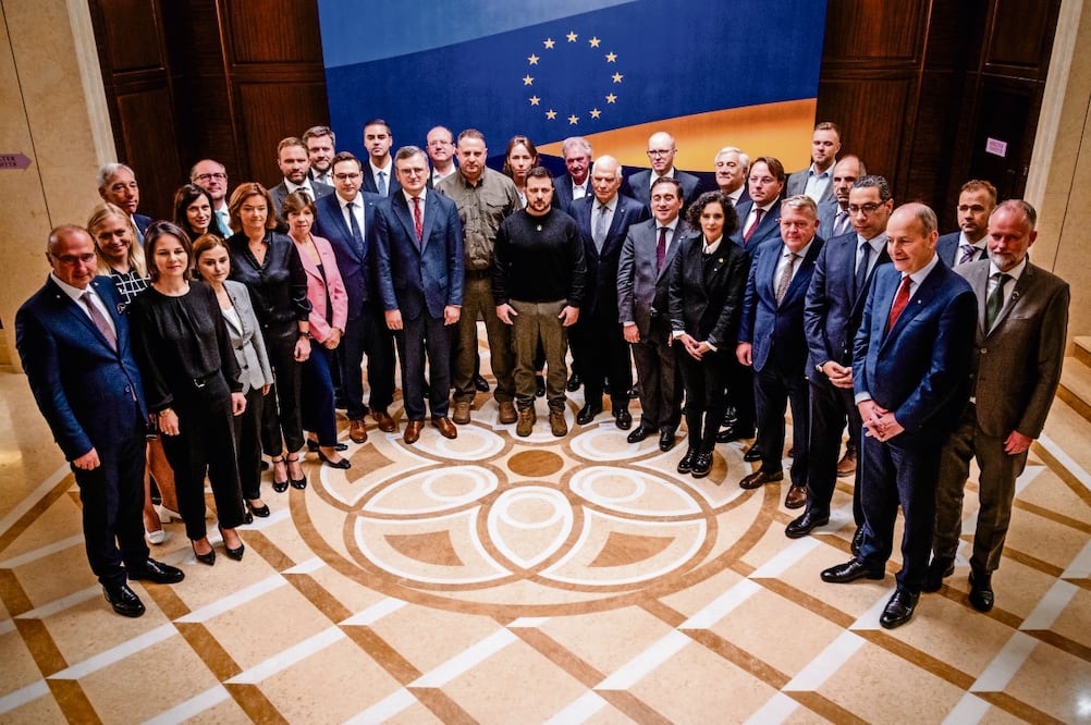 Volodimir Zelensky (centro), rodeado de los ministros de Exteriores de la UE en Kiev. Foto: Johanna Leguerre / EFE