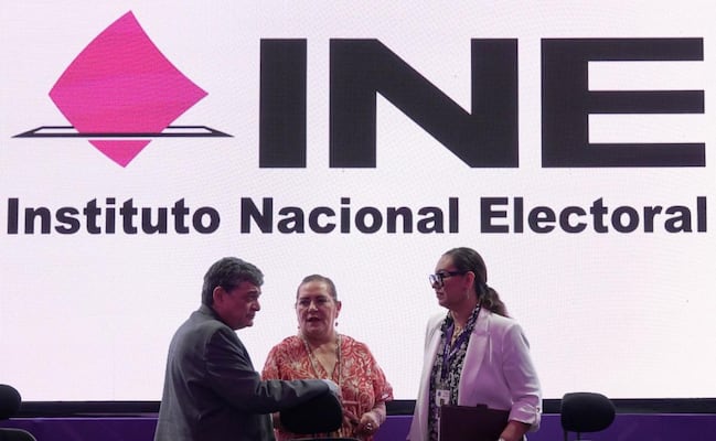 Acosta Naranjo acusa al INE de aplicar "doble vara" en su contra; Somos cambio color rosa por lila
