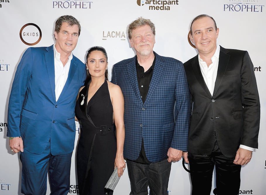Salma estrena "The prophet"; aquí con Clark Peterson, Roger Allers y Jose Tamez (KEVORK DJANSEZIAN. REUTERS)