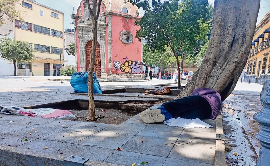 Nueve hombres y una mujer habitan desde hace tiempo en la plaza. Foto: Fabián Evaristo / EL UNIVERSAL