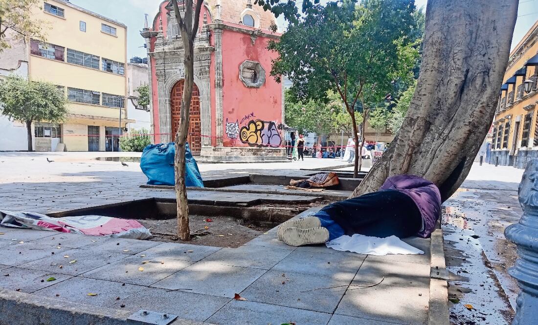 Nueve hombres y una mujer habitan desde hace tiempo en la plaza. Foto: Fabián Evaristo / EL UNIVERSAL