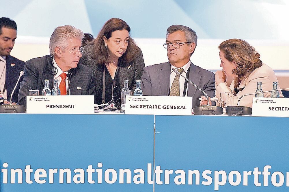 Gerardo Ruiz Esparza (izq.), titular de la SCT, participó en la Cumbre de Ministros del Foro Internacional de Transporte (SCT)