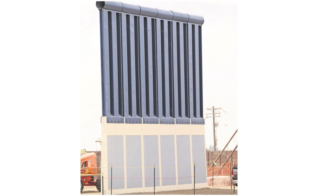 Trabajadores ultiman detalles de los prototipos del muro, en San Diego. Cada modelo le cuesta al gobierno 500 mil dólares. Foto: GREGORY BULL. AP