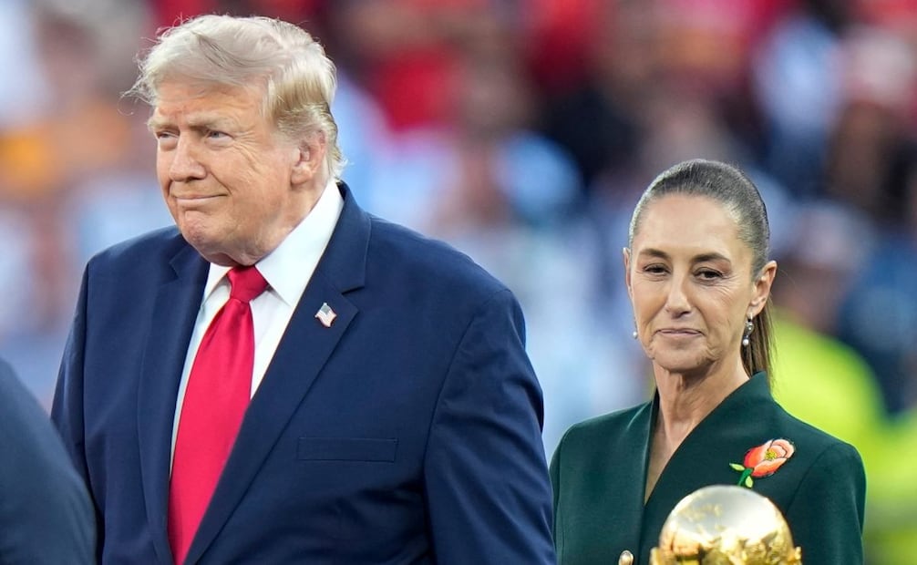 Donald  Trump entrega medallas a los jugadores de la final de Mundial de 2026 junto a la presidenta de México, Claudia Sheinbaum - Foto: AP