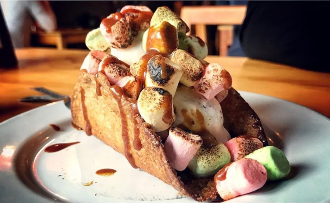 La tortilla es de harina y parece un buñuelo por su textura. (Foto: Instagram/Malee Castañeda)