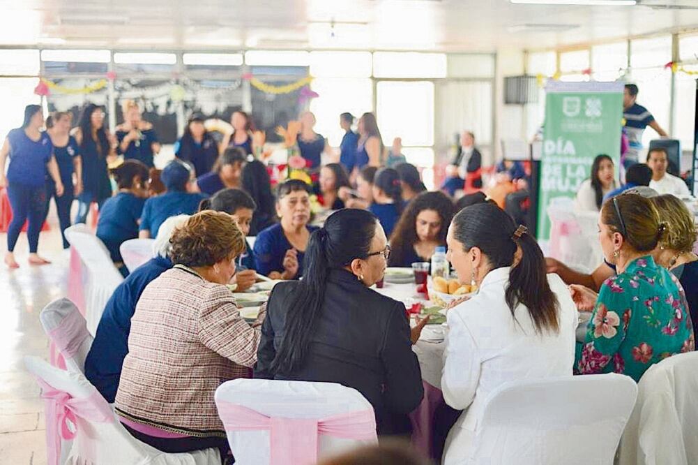 Rosa Icela Rodríguez (blusa negra), Claudia Sheinbaum (blusa blanca), y Beatriz Gutiérrez (blusa floreada), compartieron la mesa con varias presidiarias. Foto: ESPECIAL