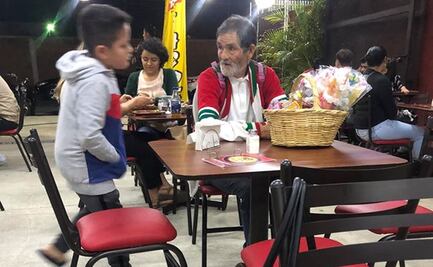 Niño de 8 años regala dinero que ganó en lotería a anciano para que cenara tacos