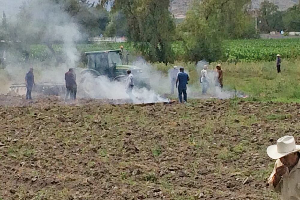 Tras ingresar a las parcelas en pleito, vecinos de Mixquiahuala montaron guardia en la zona y quemaron llantas; mientras que elementos de la policía estatal y municipal se trasladaron al lugar. (DINORATH MOTA. EL UNIVERSAL)