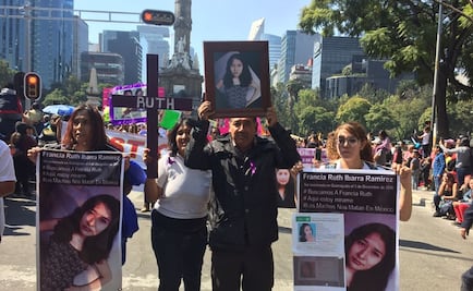 Inicia marcha contra feminicidios en Reforma al concluir desfile navideño