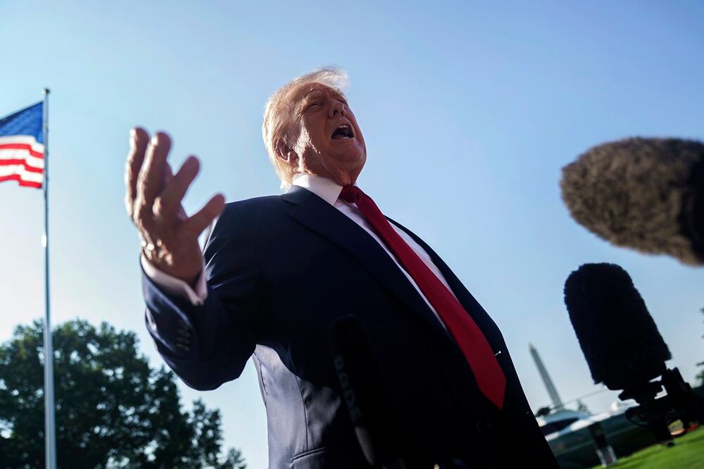 El presidente estadounidense, Donald Trump, sale de la Casa Blanca en Washington; tiene previsto visitar Escocia en una viaje de cuatro días, donde estará en sus campos de golf y se reunirá con el premier británico, Keir Starmer.  Foto: EFE