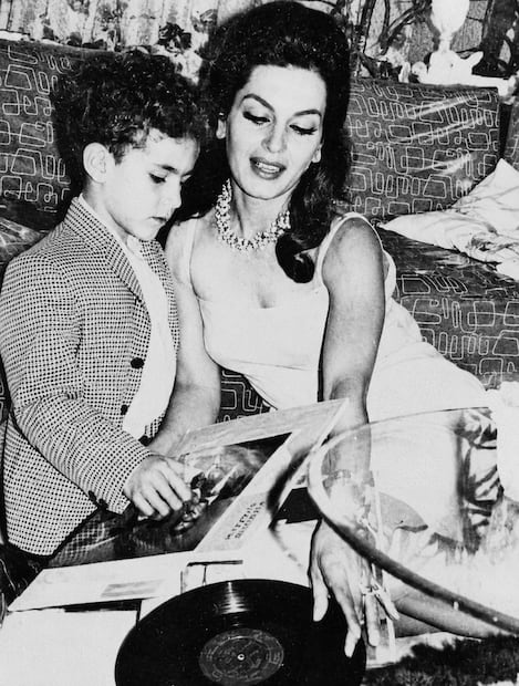 Elsa Aguirre con su hijo Hugo.