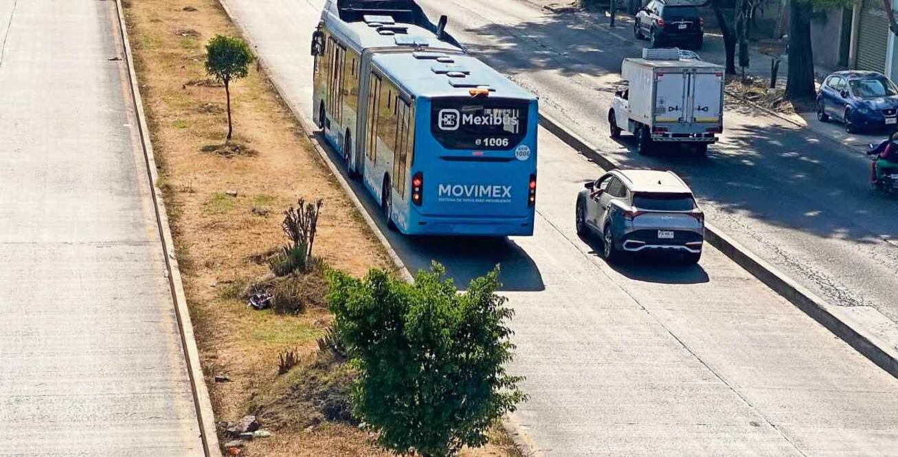En vialidades como la avenida Central, en el municipio de Ecatepec, se vio a automóviles particulares invadir el carril confinado del Mexibús, pese a la entrada en vigor de las nuevas sanciones. Foto: Emilio Fernández / EL UNIVERSAL
