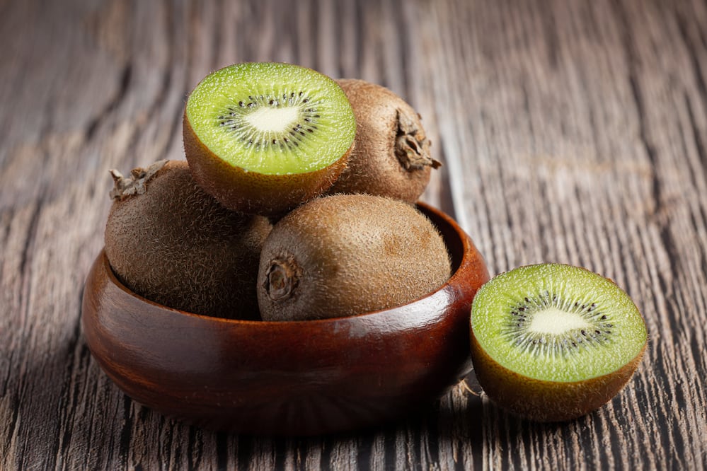 El kiwi, una fruta rica en antioxidantes y fibra, puede ser un aliado natural para mejorar el sueño. Foto: Freepik