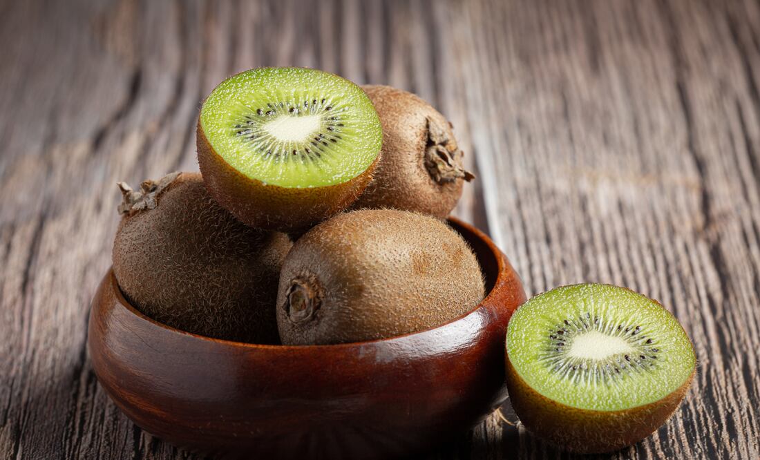El kiwi, una fruta rica en antioxidantes y fibra, puede ser un aliado natural para mejorar el sueño. Foto: Freepik