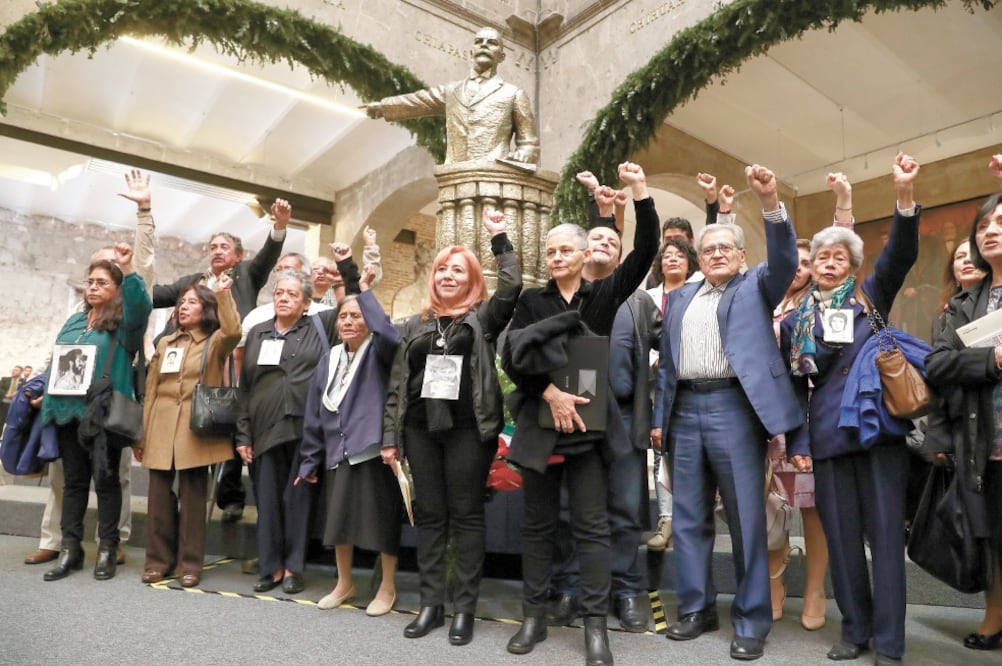 Familiares de personas desaparecidas acudieron a la ceremonia para exigir justicia y la búsqueda de sus seres queridos. Foto: SIMÓN SÁNCHEZ. EL UNIVERSAL