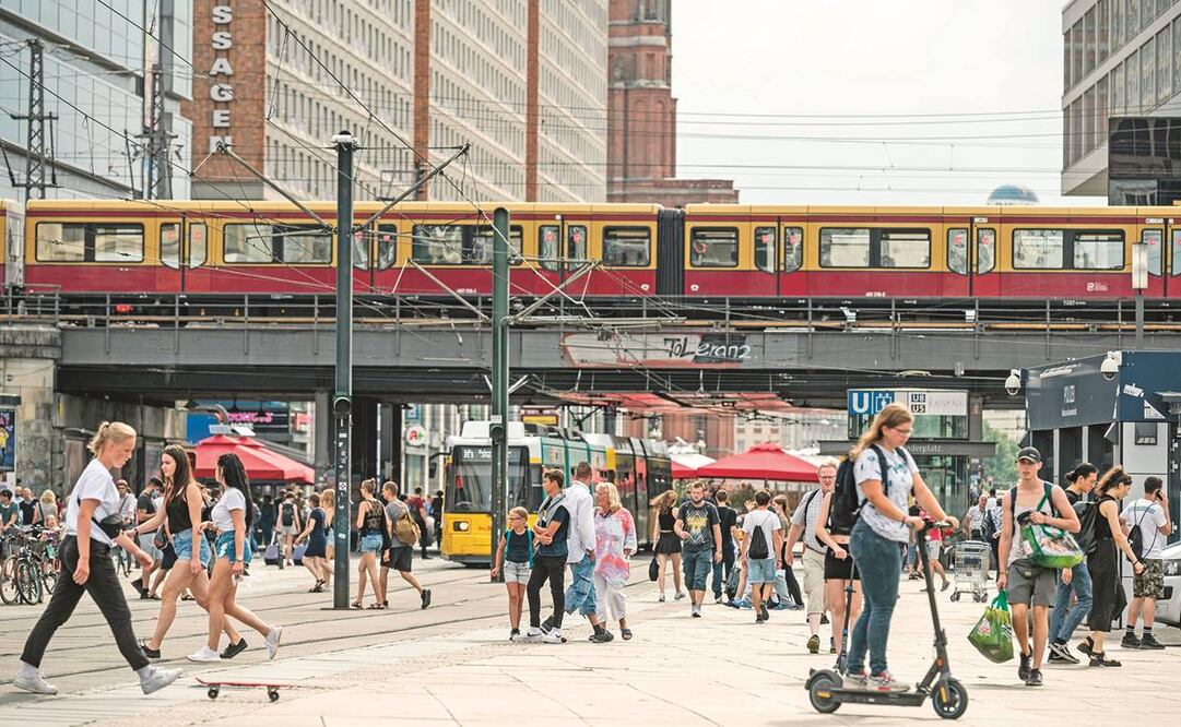 Ciudadanos transitan y conviven en una plaza comercial en el centro de Berlín, Alemania. El país decidió incluir a casi toda España, salvo a las islas Canarias, en la lista de naciones que representan un riesgo por Covid-19. Foto: JOHN MACDOUGALL. AFP
