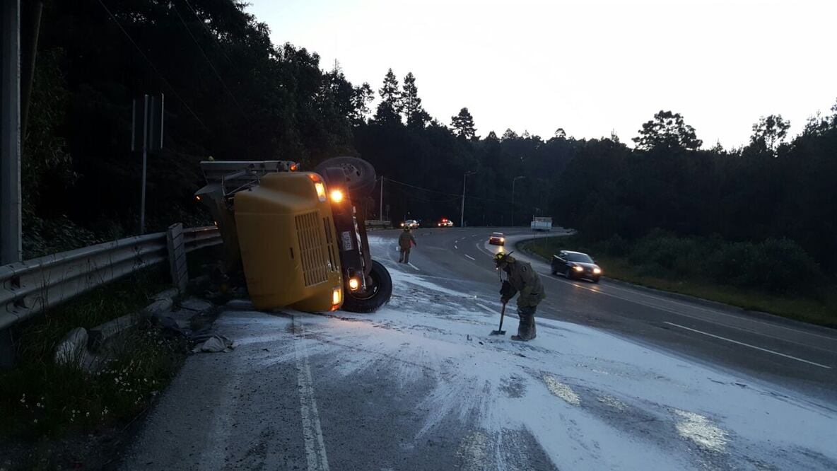 Volcadura de camión afecta vialidad en la México-Toluca